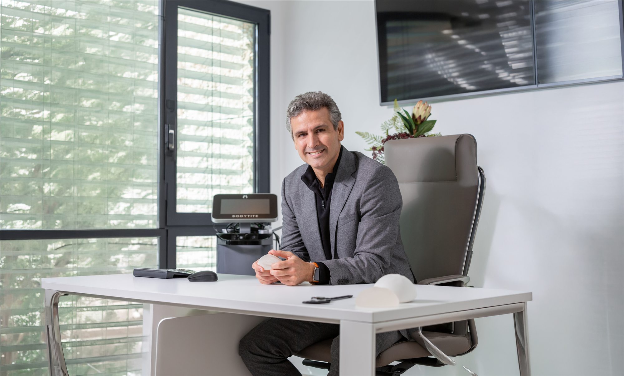 Dr. Tiago sentado no seu consultório