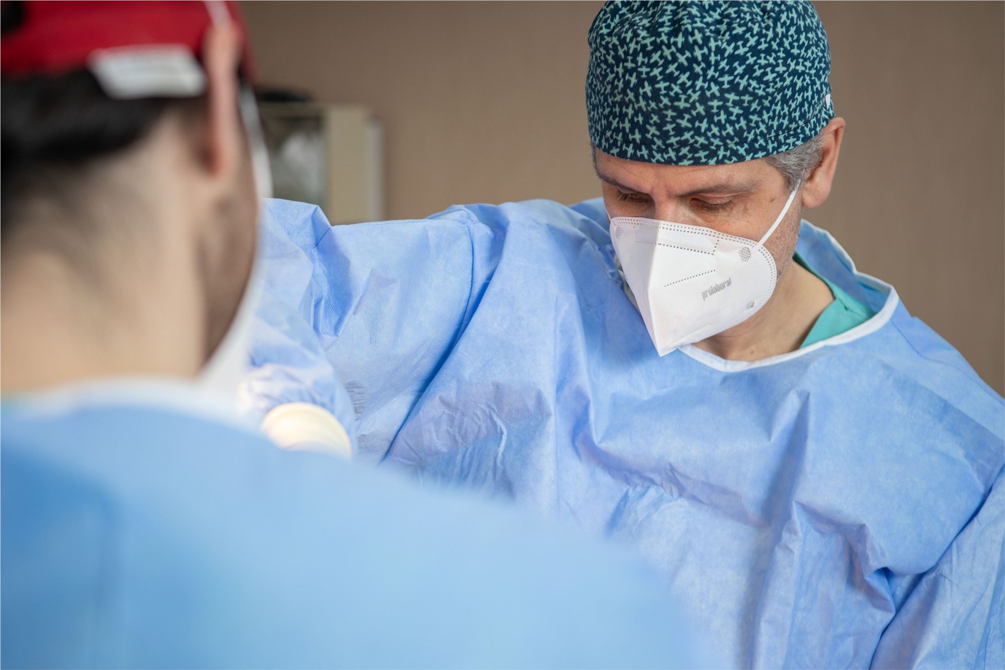 Dr. Tiago durante uma cirurgia facial
