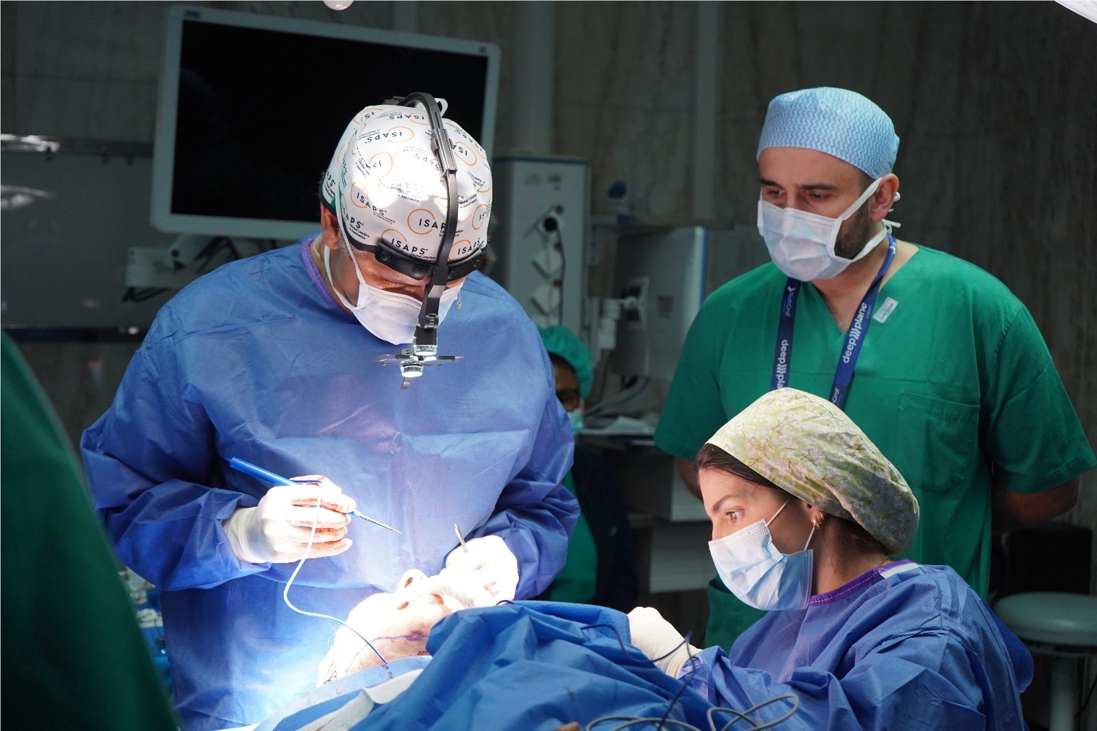 Equipa médica durante uma cirurgia na Up Clinic